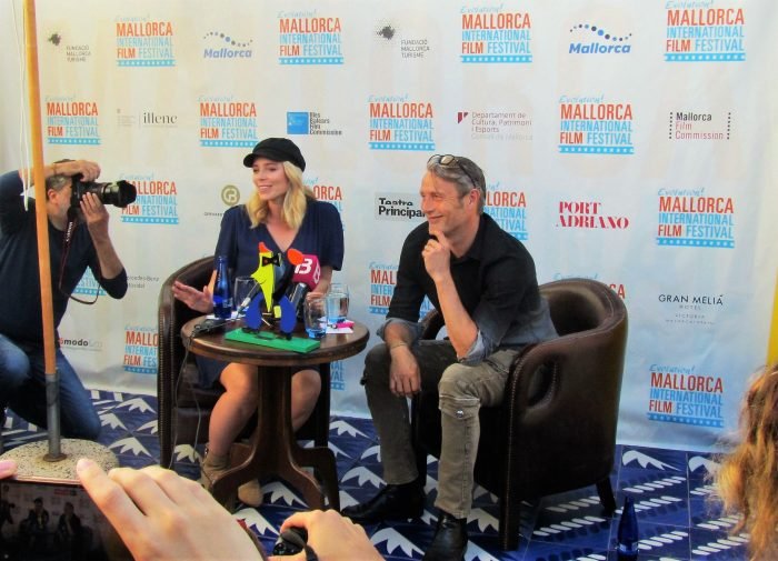 Peli o Manta. Mads Mikkelsen. Con Sandra2