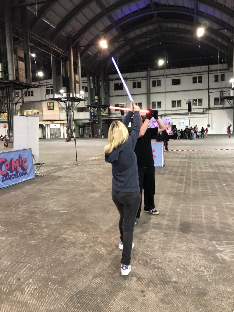 Peli o Manta. Viviendo (en) el saló del cómic. Ludosport, entrenamiento con espadas laser