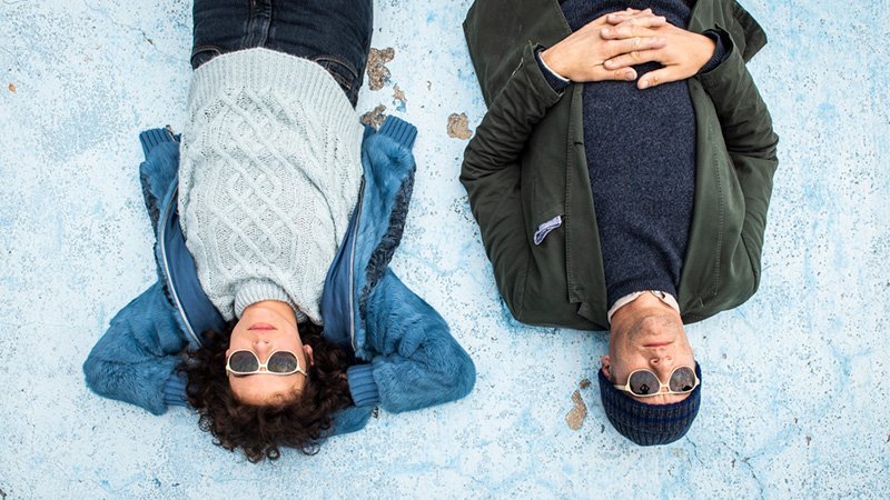 Una mujer y un hombre tumbados en el suelo, fotograma de Guida romantica a posti perduti , una de las pelis que verá Peli o Manta en el Festival de cine italiano de Madrid 2020