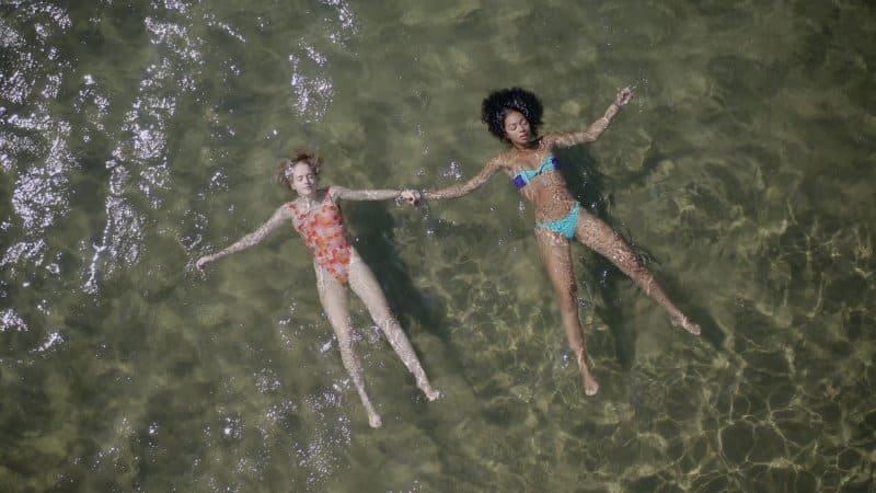 Dos mujeres flotando en el agua, imagen de Maledetta primavera, una de las pelis que verá Peli o Manta en el Festival de cine italiano de Madrid 2020