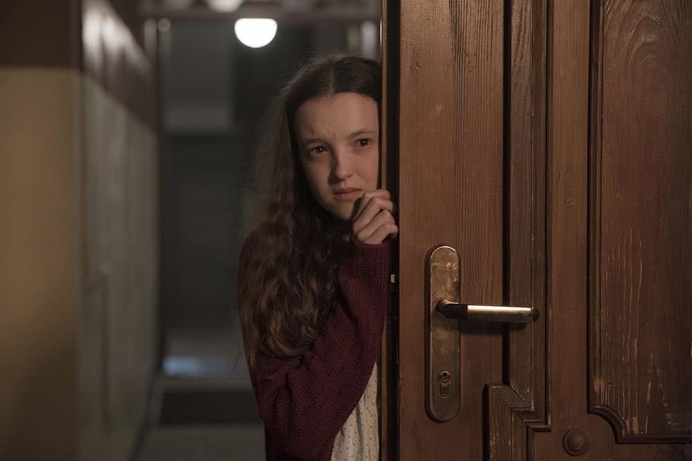 Aquí estamos, describiendo el texto alternativo para Peli o manta. Aparece Bella Ramsey en un fotograma de la película Resistencia. Es la actriz de Juego de tronos. Qué curioso que se llame Ramsey, como el personaje de GOT. Bueno, si has leído esto, escribe a peliomanta por twitter, que me da curiosidad