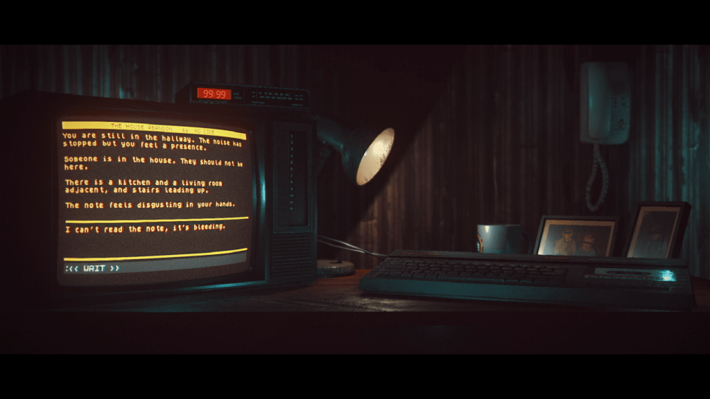 review Stories Untold Peli o Manta. Se ve un escritorio con un ordenador, una lámpara y todo un aspecto antiguo