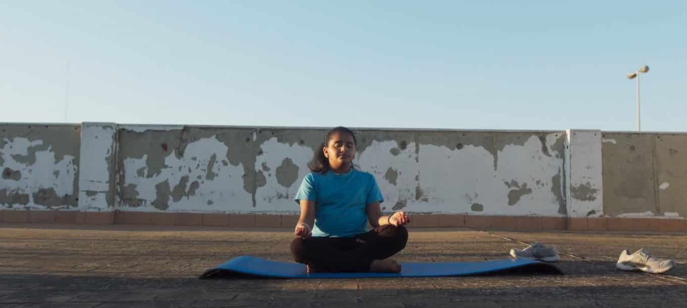 Peli o manta. Bienvenidos a España. Niña