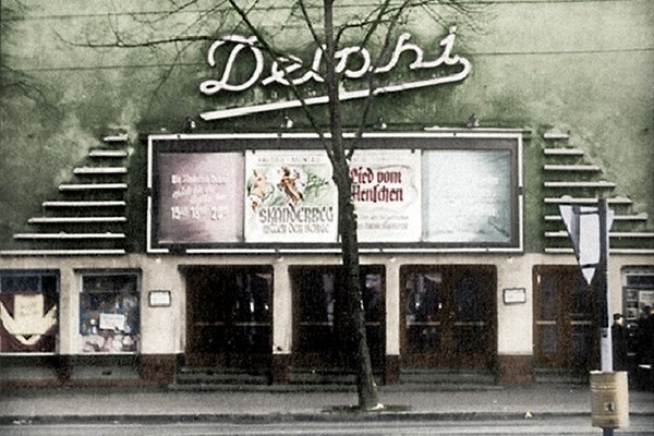 Fachada del Theater im Delphi Berlin en color sepia