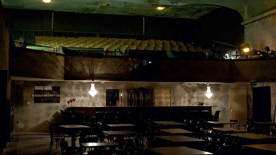 Interior de la sala del Theater im Delphi Berlin, parte baja, parte superior y segunda barra de bar