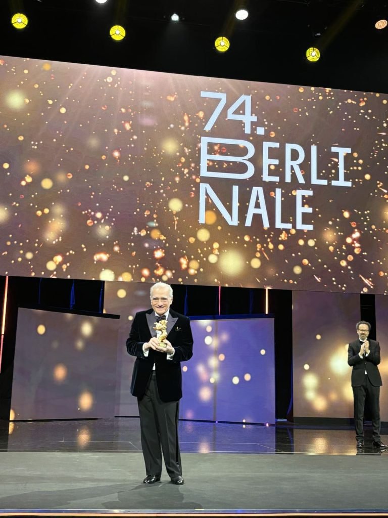 Martin Scorsese celebrando el oso de oro honorífico ante las cámaras