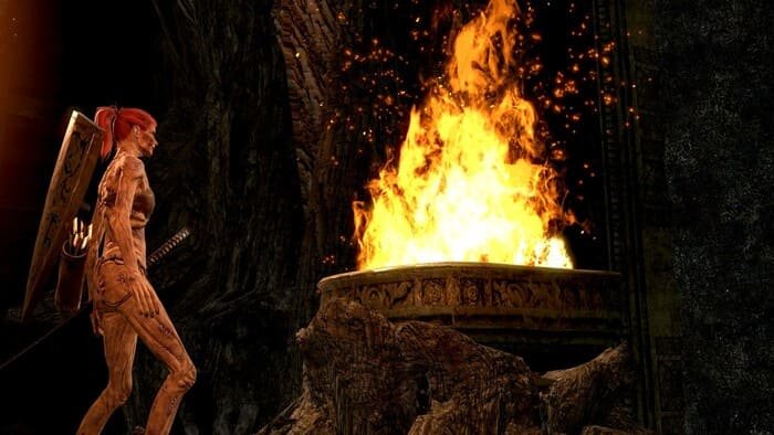 Personaje delante de fuego