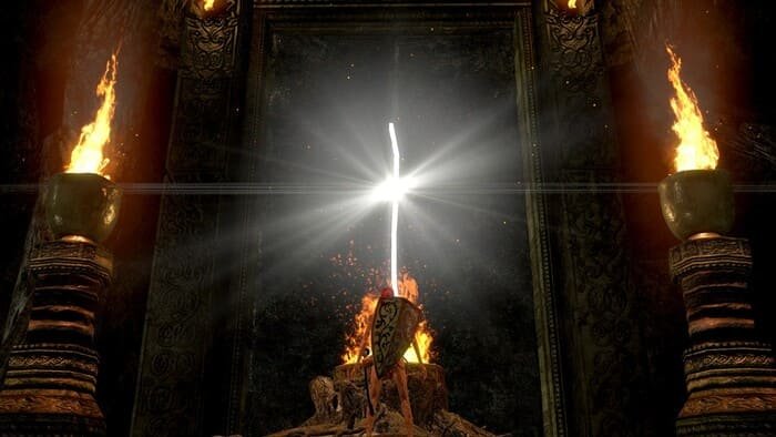 Personaje delante de una puerta abriéndose