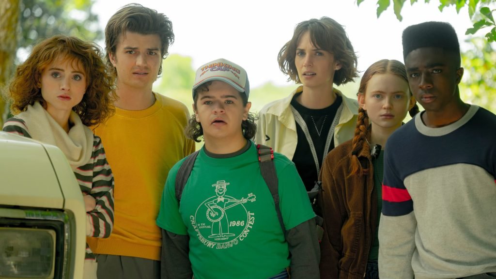 resumen stranger things 4 parte de los adolescentes mirando a camara