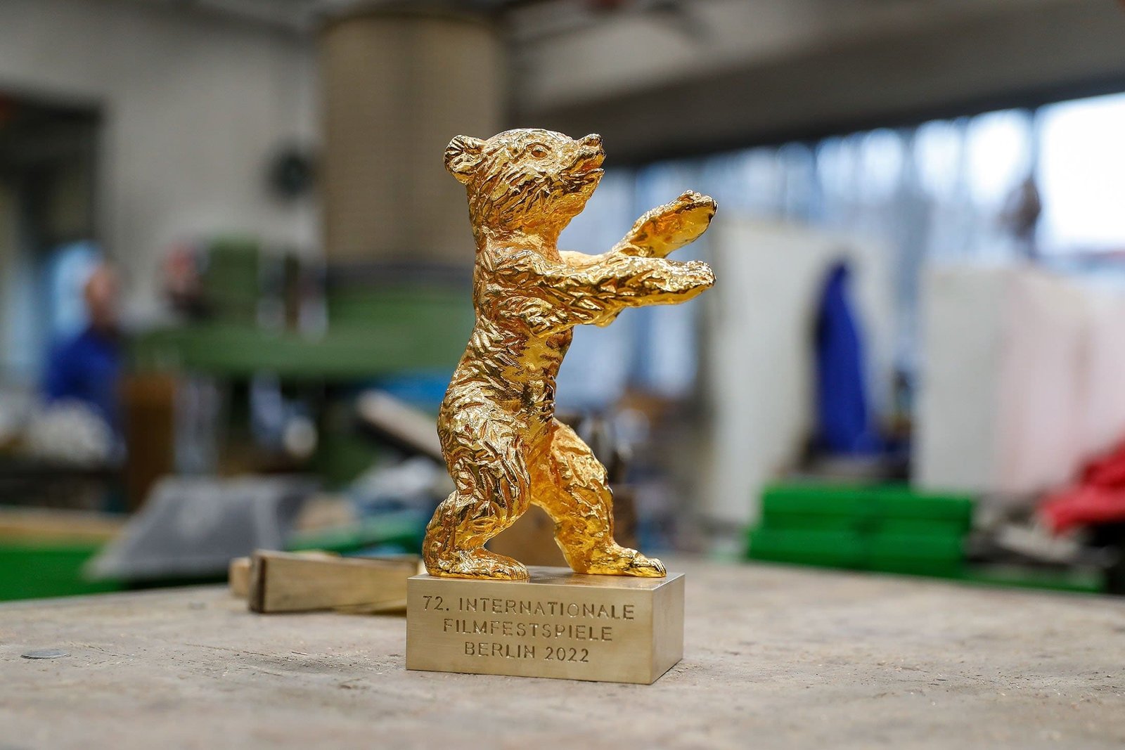 Foto estatuilla oso de oro. peliomanta. ganadoras del Oso de Oro Berlinale
