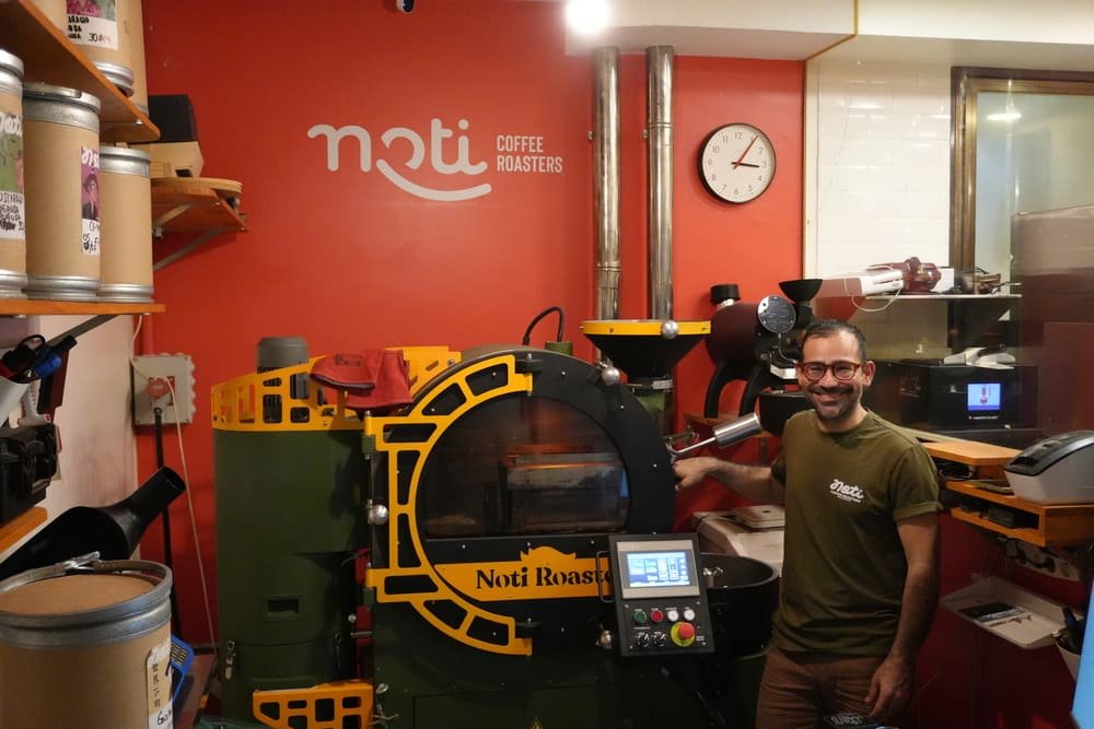 Marco, de Noti, posando junto a la máquina de tostar café